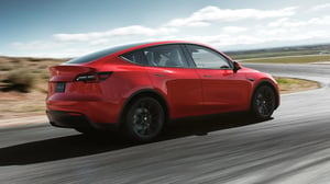 EU - Model Y - Red driving Stock foto