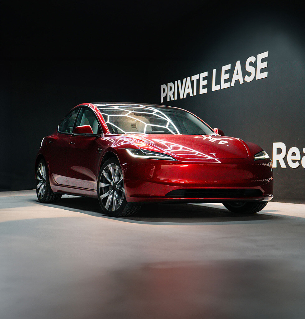 Red Tesla Model 3 Highland vert-2