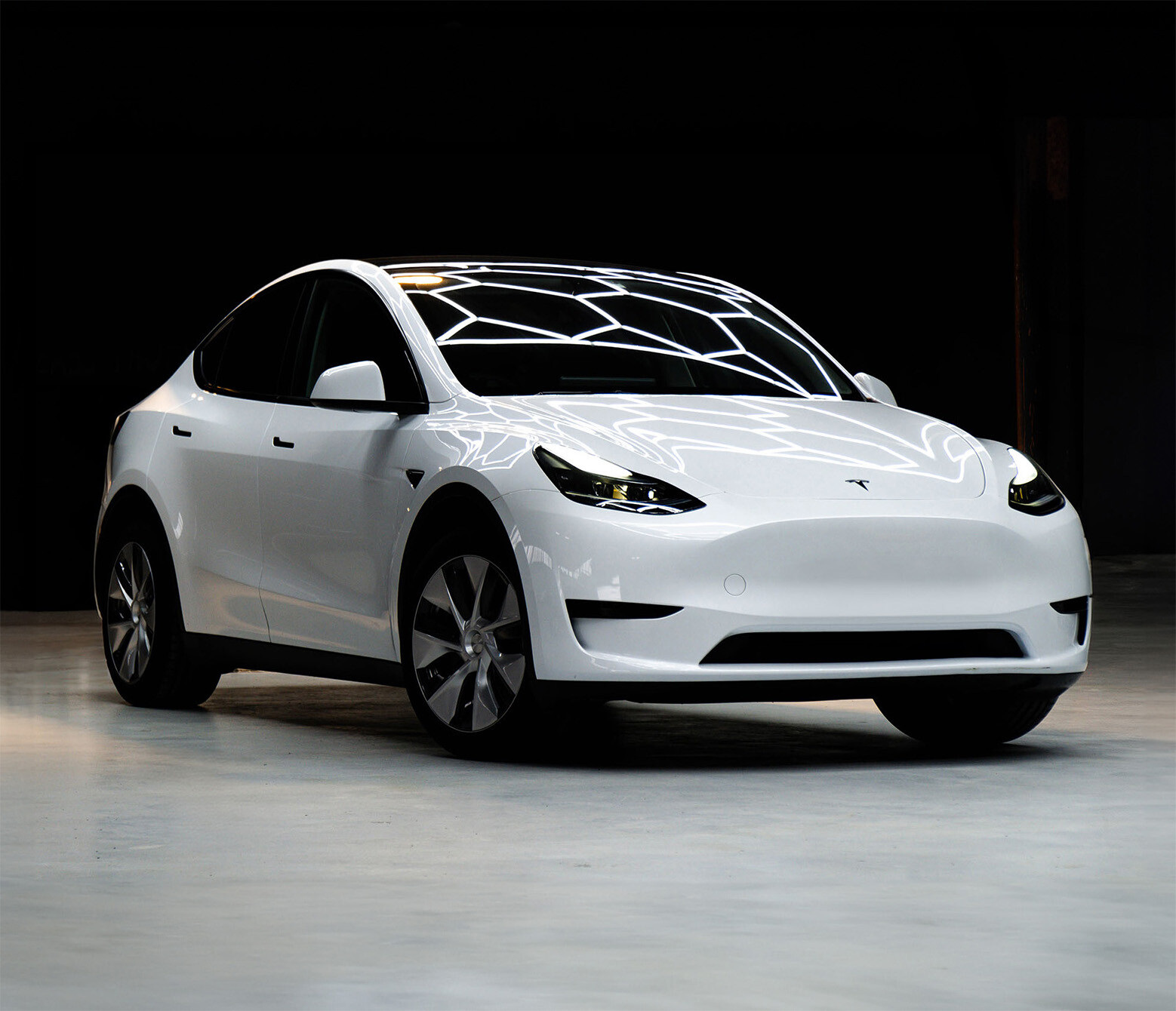 Tesla Model Y White 2023 flip crop